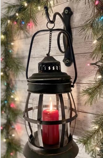 Farol negro colgante: Farol de metal negro con vela roja, para colgar de pared.