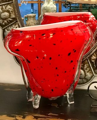 Florero de vidrio rojo moteado: Pieza de vidrio soplado rojo con detalles negros y base de cristal.