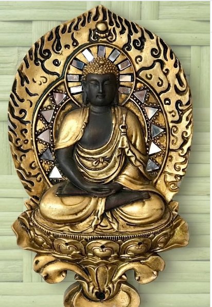 Buda dorado de pared: Figura de Buda sobre flor de loto con aureola dorada y detalles de nácar.