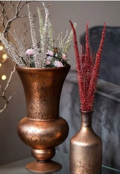 Jarrones de cobre envejecido: Jarrón copa y botella en acabado cobre con pátina, ideales con flores secas.