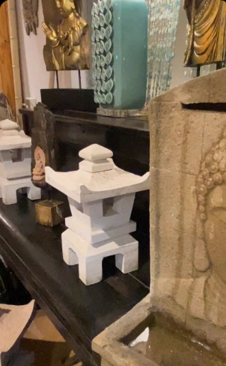Linternas de piedra estilo pagoda: Linternas de piedra blanca para jardín o terraza, junto a fuente de pared.