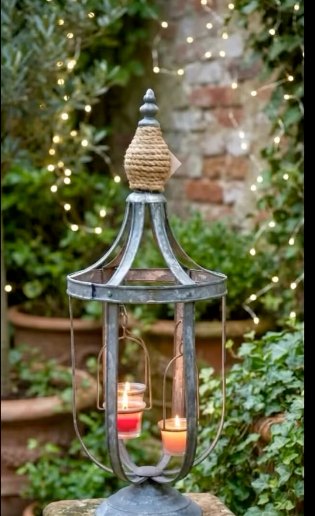 Farol de zinc con velas: Farol de zinc con remate de cuerda y dos portavelas colgantes.