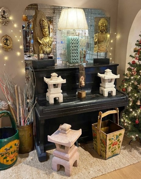 Pagodas de piedra y budas: Linternas de piedra estilo pagoda y figuras de Buda para crear un rincón zen.