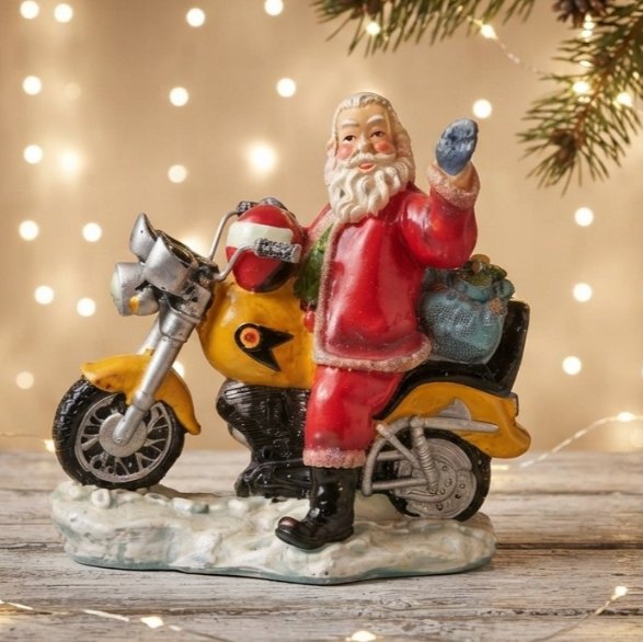 Santa en moto amarilla: Figura de Santa Claus saludando sobre una moto amarilla.