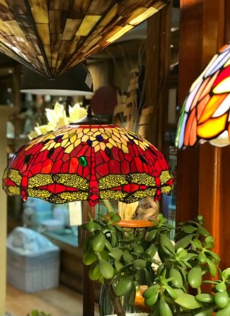 Lámpara Tiffany libélula: Lámpara de vitral estilo Tiffany con diseño de libélula en rojo y verde.