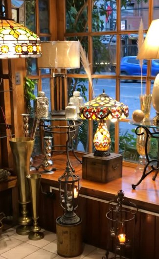 Lámparas Tiffany en tienda: Selección de lámparas de vitral, faroles y portavelas disponibles en la tienda.