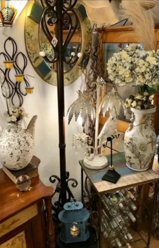 Rincón decorativo: Espejo, lámpara, jarrones y objetos para componer un rincón con carácter.