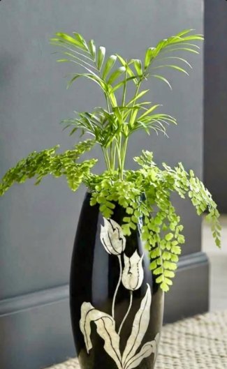 Florero negro con tulipanes: Florero alto negro con tulipanes en relieve, acabado brillante.