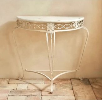 Consola semicircular: Consola de hierro blanco con diseño calado y tapa semicircular.